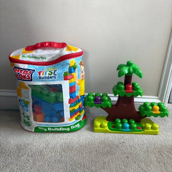 Mega Bloks Musical Treehouse and bag of building blocks - Picture 1 of 12
